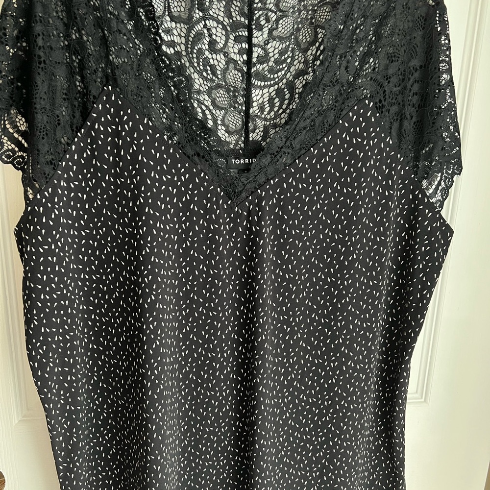 Torrid Black Lace neckline & printed Sleeveless Top SZ2